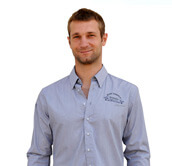 hombre con camisa